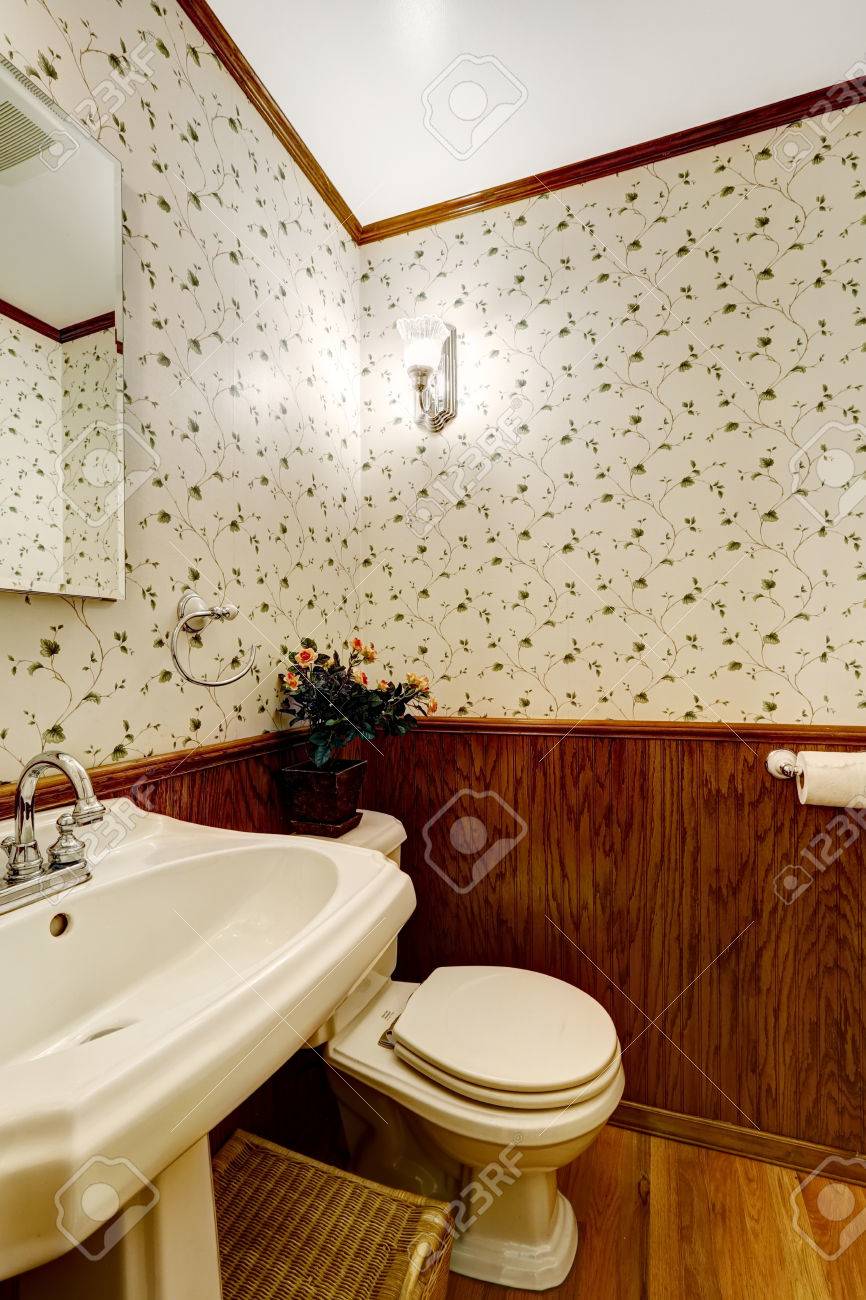 花柄の壁紙がトイレをトリミングし ウッドトリム の写真素材 画像素材 Image