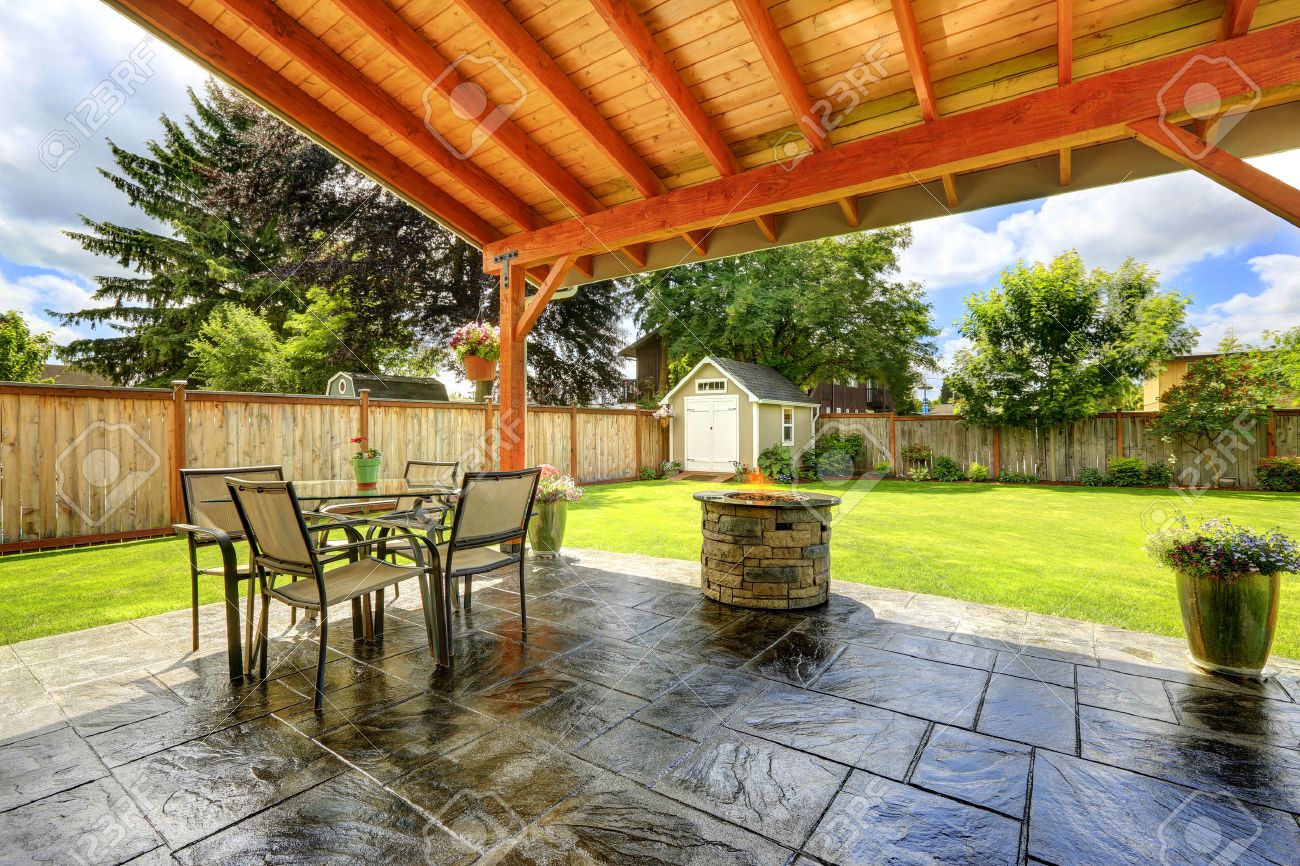 Pergola con patio. pavimenti in cotto decorato con vasi di fiori ...