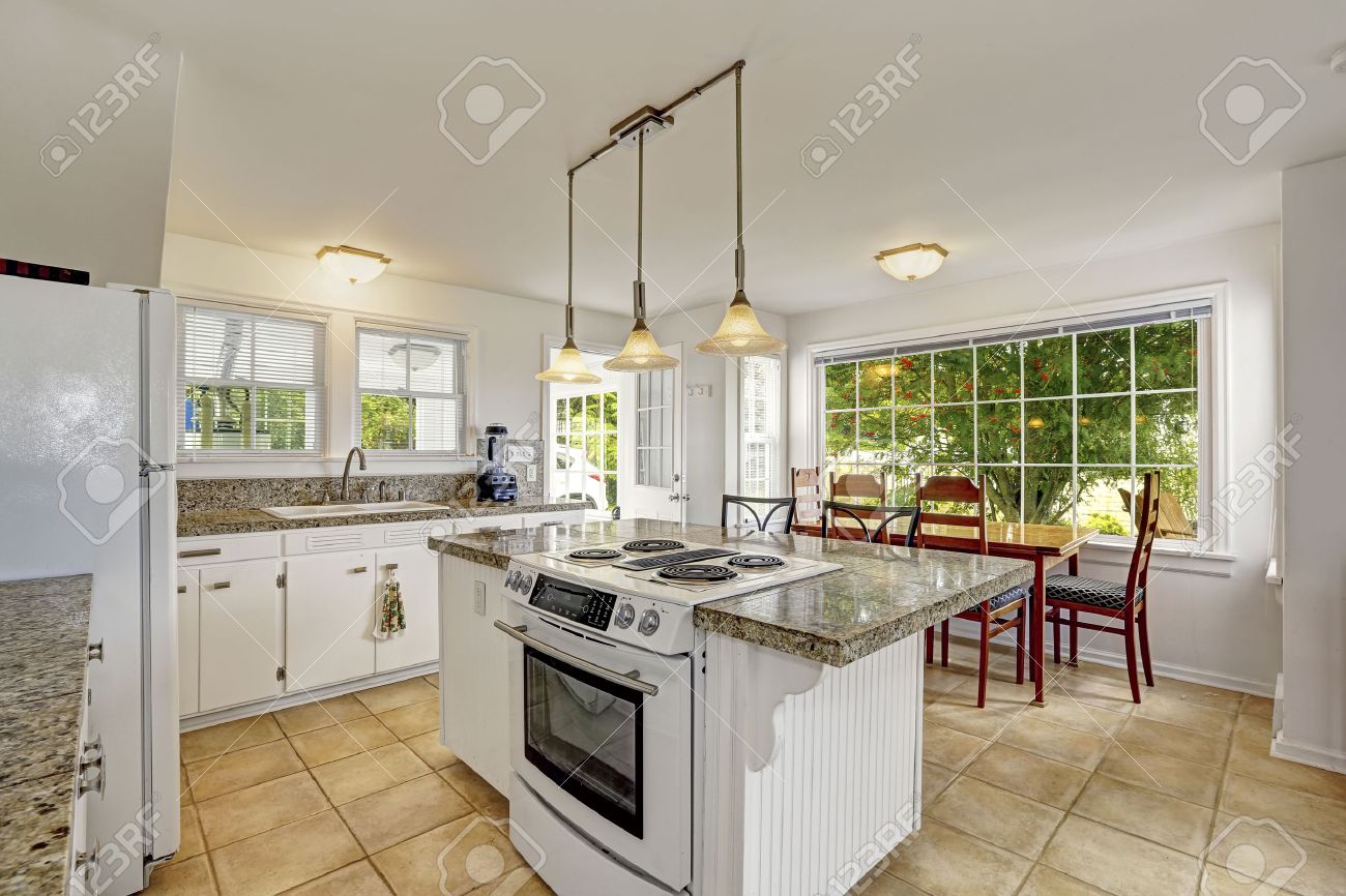 Weisse Kuche Zimmer Mit Granitplatten Kucheninsel Mit Eingebautem Herd Ansicht Der Essbereich Mit Grossem Fenster Lizenzfreie Fotos Bilder Und Stock Fotografie Image 31999649