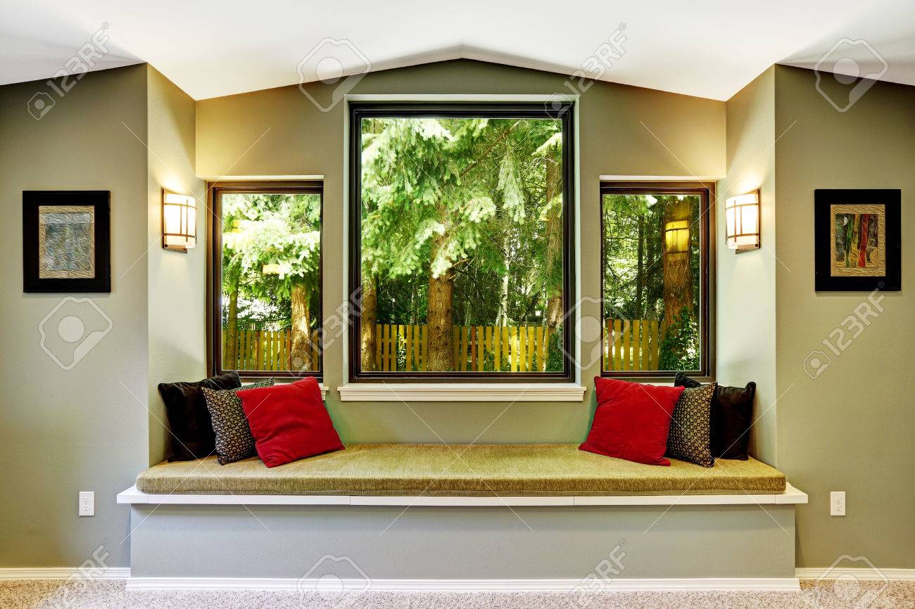 Wohnzimmer interieur mit komfort sitzecke am fenster bank mit