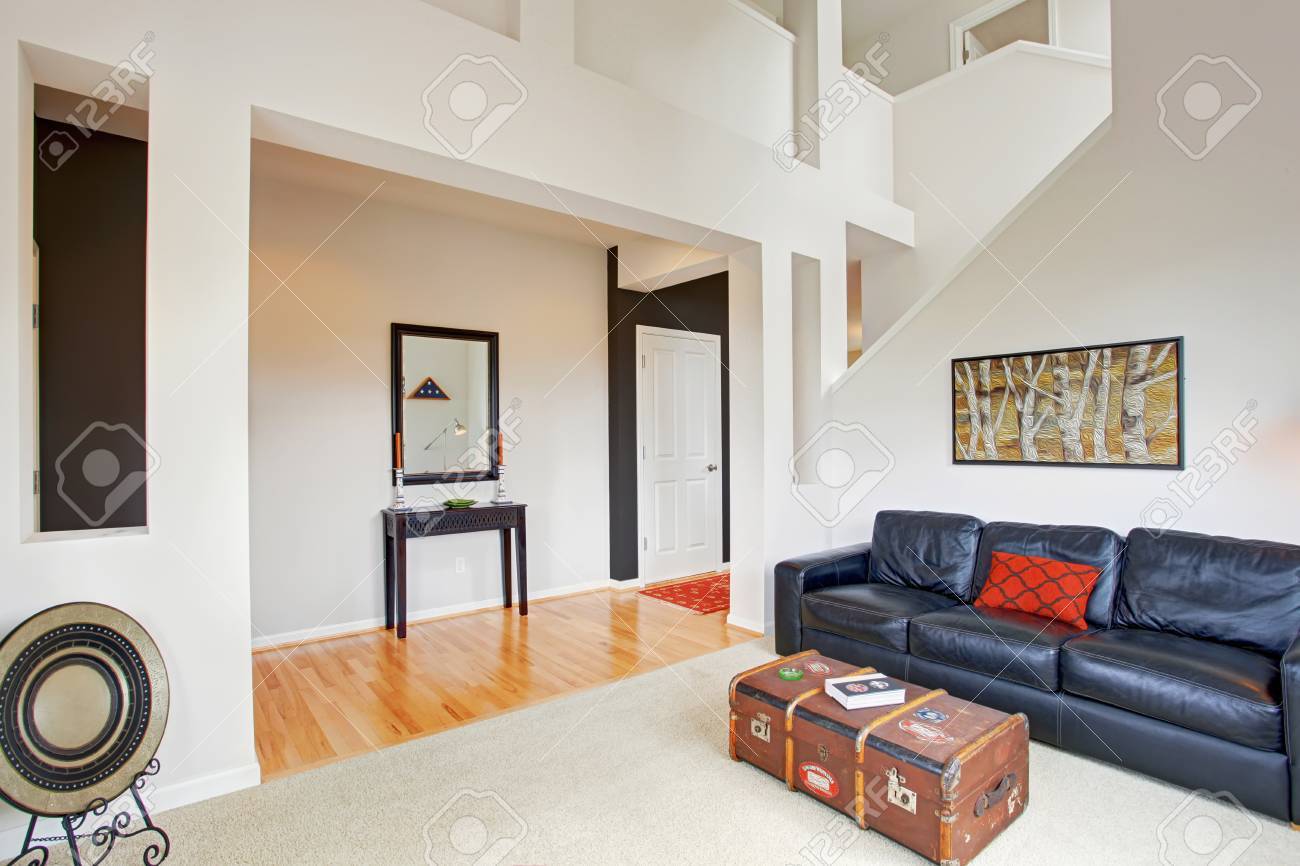 Wohnzimmer Innenraum Mit Hoher Decke Und Weissen Wand Das Zimmer Verfugt Uber Schwarze Ledercouch Und Antike Truhe Lizenzfreie Fotos Bilder Und Stock Fotografie Image 32320418
