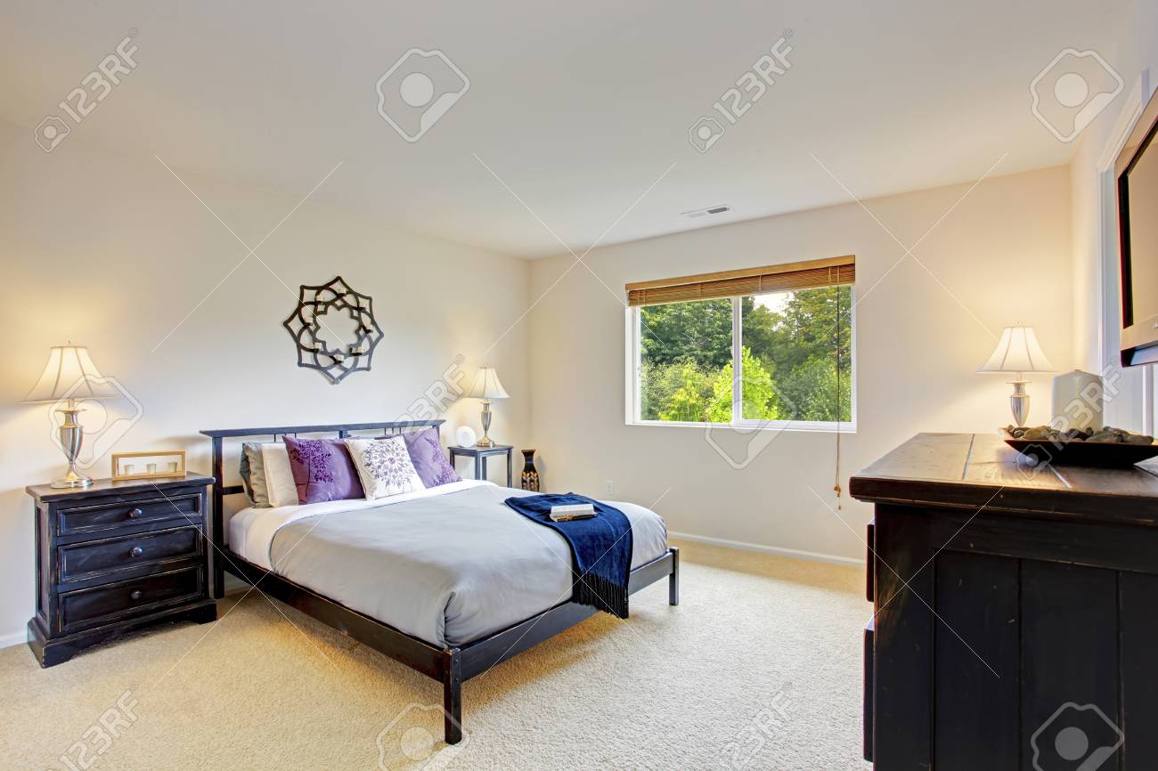 Intérieur De La Chambre De Maître De Couleur Blanche Avec Lit Noir ... Intérieur De La Chambre De Maître De Couleur Blanche Avec Lit Noir ...