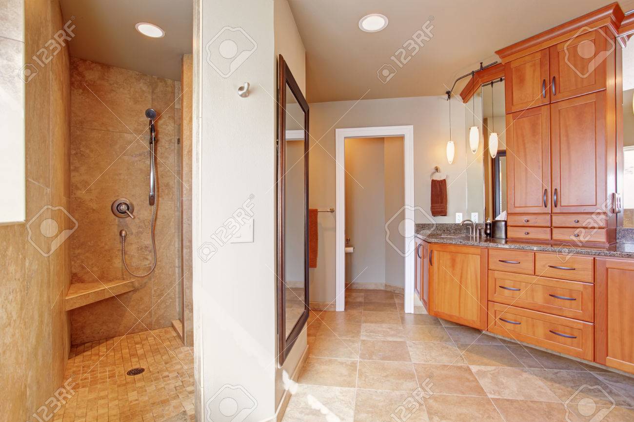 Geräumige, Luxuriöse Badezimmer Mit Holzlager Kombination, WC Und ... Geräumige, Luxuriöse Badezimmer Mit Holzlager Kombination, WC Und ...