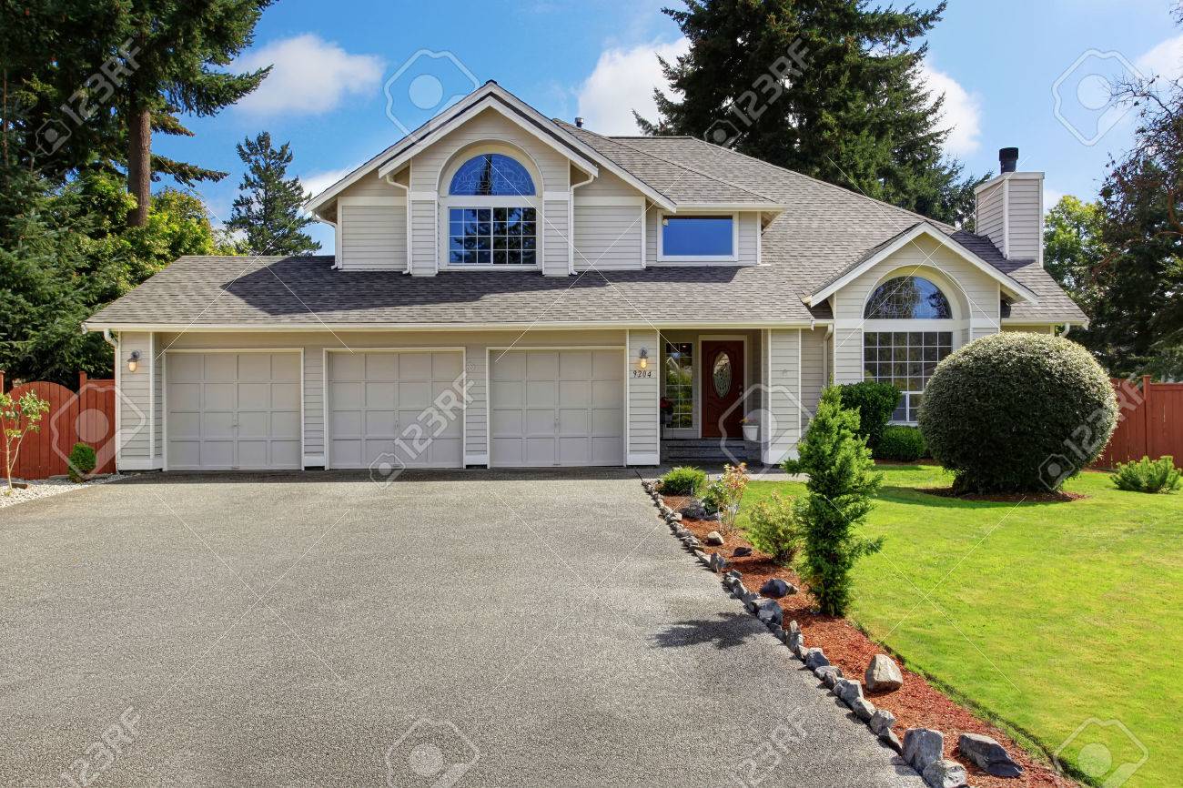 Luxus Haus Aussen Mit Ziegeldach Haus Mit Garage Fur Drei Autos Und Vorgarten Landschaft Lizenzfreie Fotos Bilder Und Stock Fotografie Image 32672959