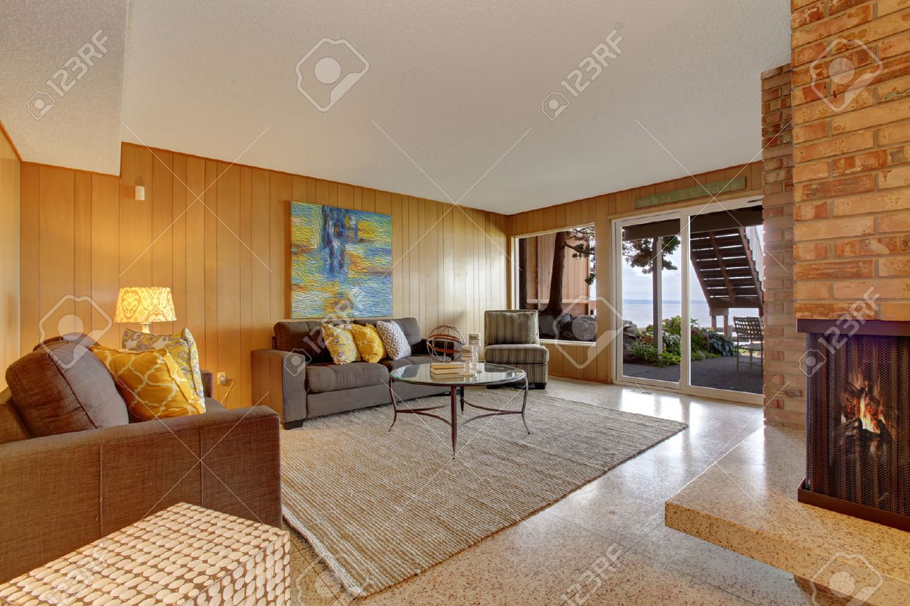 Sotano Sala De Estar Con El Ajuste De La Pared De Madera Chimenea