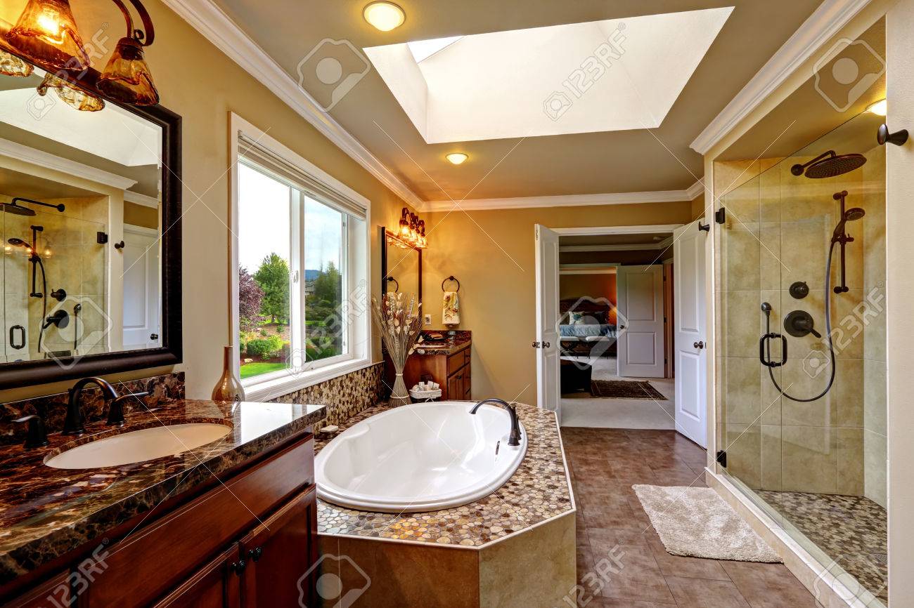 Interno bagno di lusso con lucernario. vasca da bagno con finiture ...