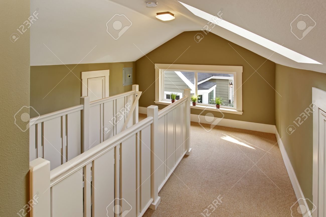 アーチ型の天井と天窓と 2 階の廊下 高白い手すりと階段 の写真素材 画像素材 Image