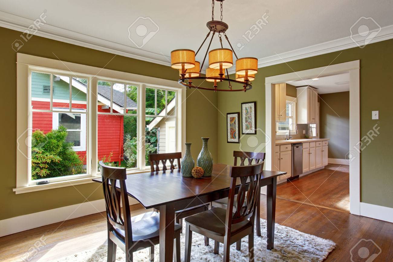 Salón Comedor Con Juego De Mesa De Madera Y Alfombra En El Piso De ... Salón Comedor Con Juego De Mesa De Madera Y Alfombra En El Piso De ...