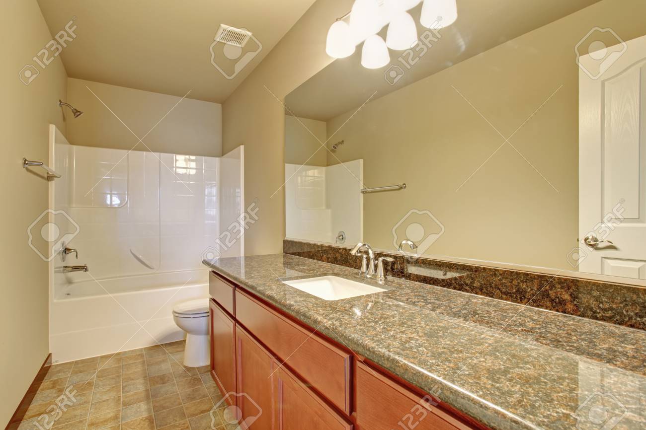 Cuarto De Baño Moderno Con Ducha De Baño Completo Y Suelo De ... Cuarto De Baño Moderno Con Ducha De Baño Completo Y Suelo De ...