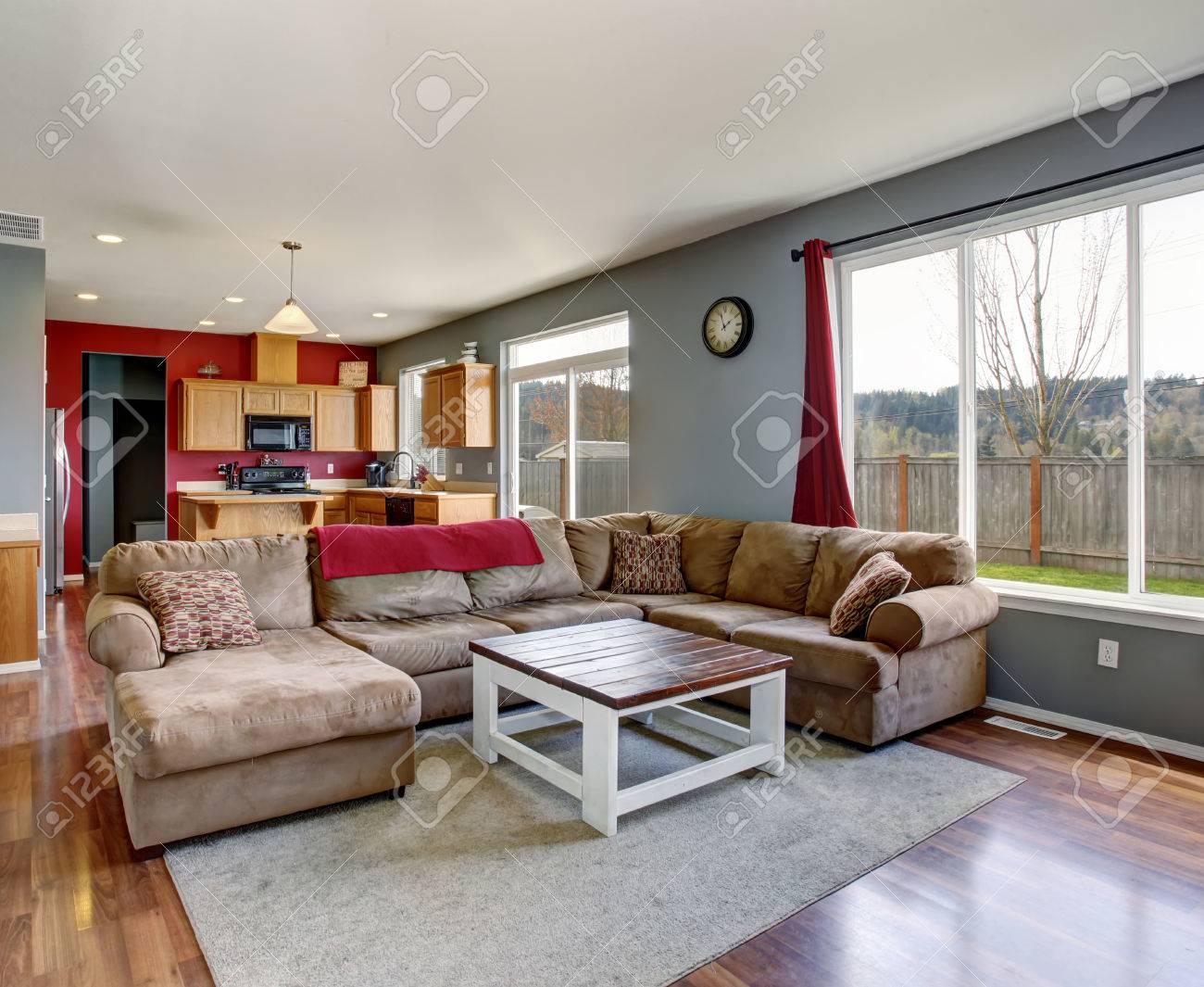 Modernes Wohnzimmer Mit Grauen Wänden, Einschließlich Beige Sofa Und ... Modernes Wohnzimmer Mit Grauen Wänden, Einschließlich Beige Sofa Und ...