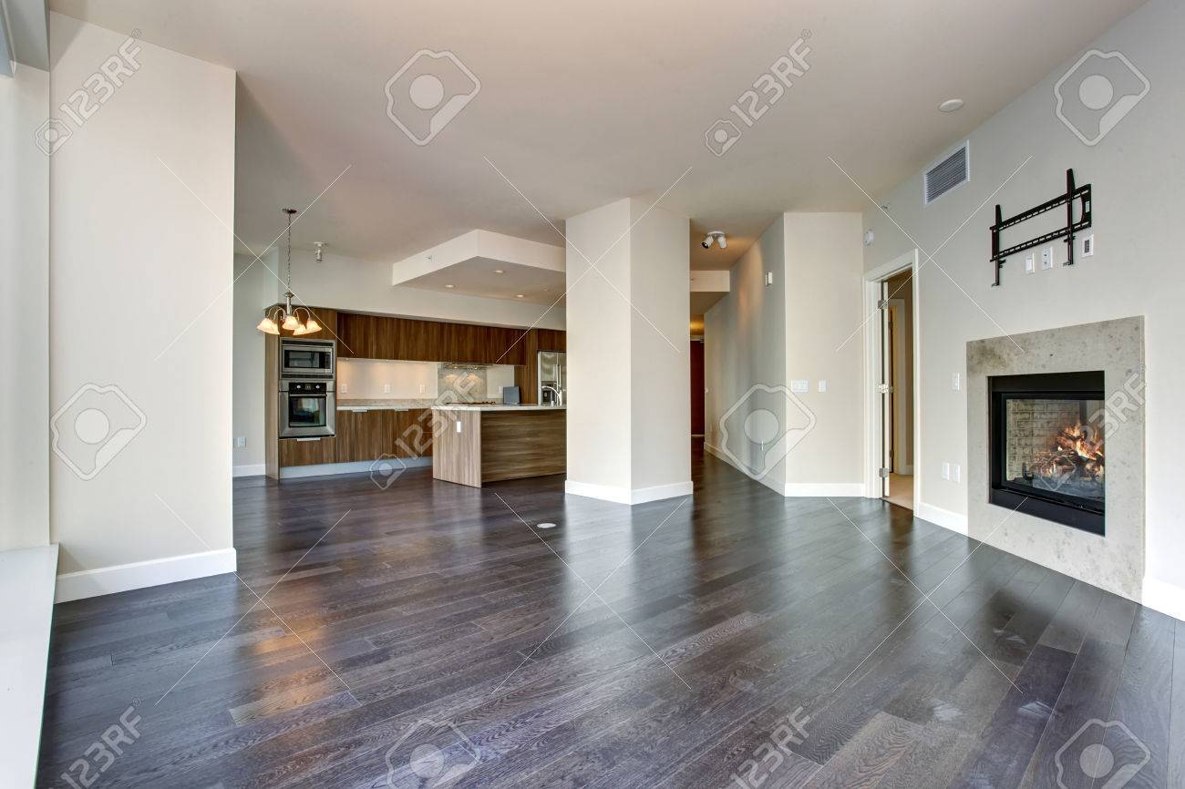 Große Leere Wohnzimmer Mit Kamin Und Parkettboden. Lizenzfreie Fotos ... Große Leere Wohnzimmer Mit Kamin Und Parkettboden. Lizenzfreie Fotos ...