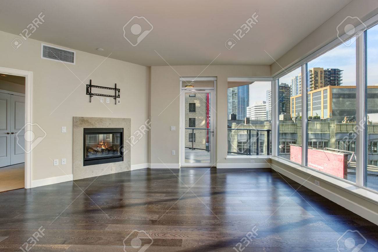 Große Leere Wohnzimmer Mit Kamin Und Parkettboden. Lizenzfreie Fotos ... Große Leere Wohnzimmer Mit Kamin Und Parkettboden. Lizenzfreie Fotos ...