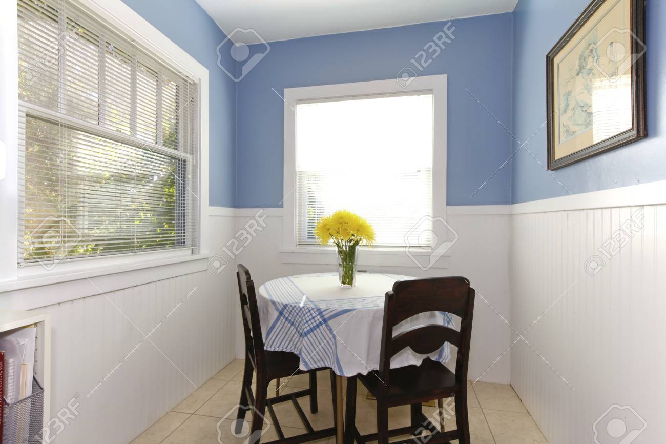 kleines esszimmer, helles kleines esszimmer mit teppichfenstern, tisch und stühlen, Design ideen