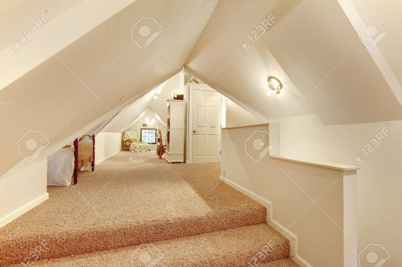 Schöne Beige Dachgeschoss Schlafzimmer Mit Gewölbter Decke Und ... Schöne Beige Dachgeschoss Schlafzimmer Mit Gewölbter Decke Und ...