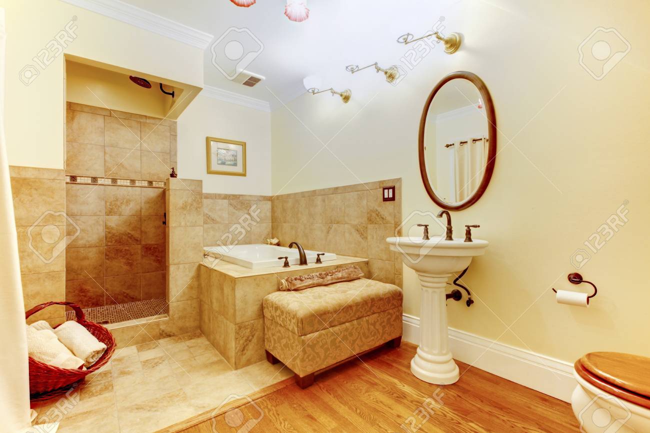 Moderne Badezimmer Interieur Mit Parkettboden, Weiße Waschbecken ... Moderne Badezimmer Interieur Mit Parkettboden, Weiße Waschbecken ...