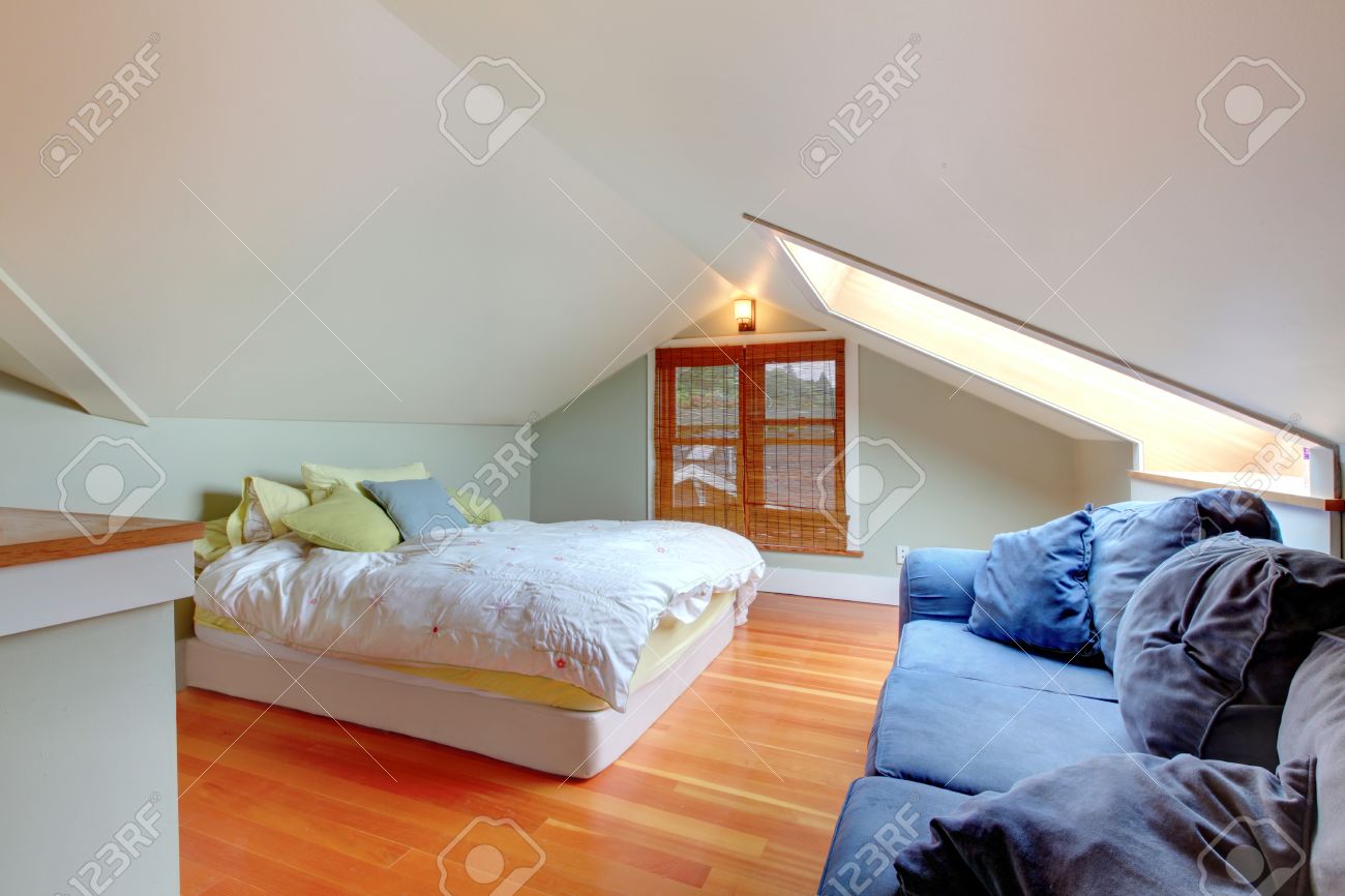 アーチ型の天井 木製の床と屋根裏部屋で小さい寝室 の写真素材 画像素材 Image アーチ型の天井 木製の床と屋根裏部屋で小さい寝室 の写真素材 画像素材 Image
