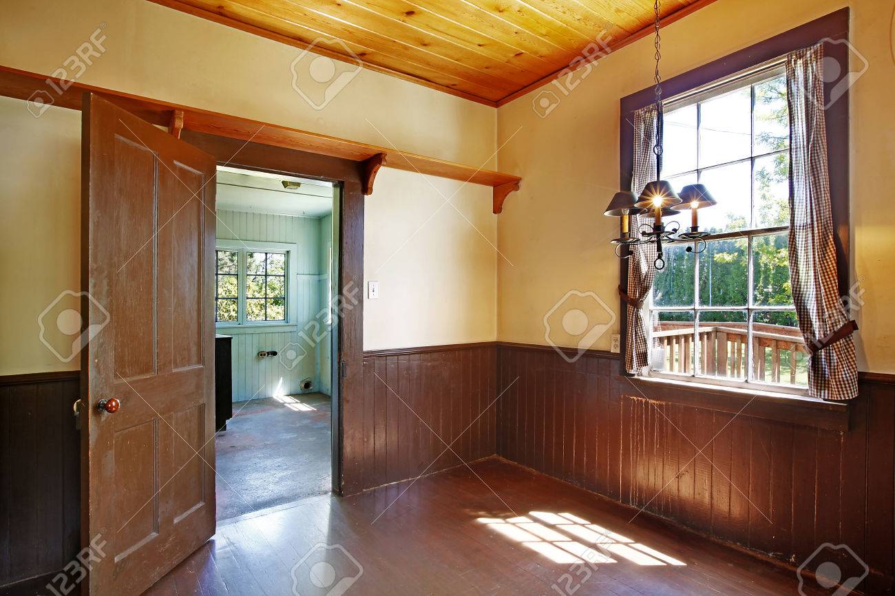 Antike Küche Innenraum Mit Holzdecke Und Wandverkleidung ... Antike Küche Innenraum Mit Holzdecke Und Wandverkleidung ...