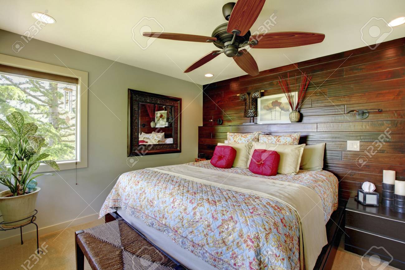 Elegante Dormitorio Principal De Lujo Con Pared De Acento De