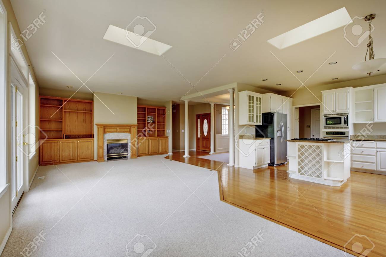Leere Wohnzimmer Mit Kamin Und Küche Verbunden, Parkett Lizenzfreie ... Leere Wohnzimmer Mit Kamin Und Küche Verbunden, Parkett Lizenzfreie ...