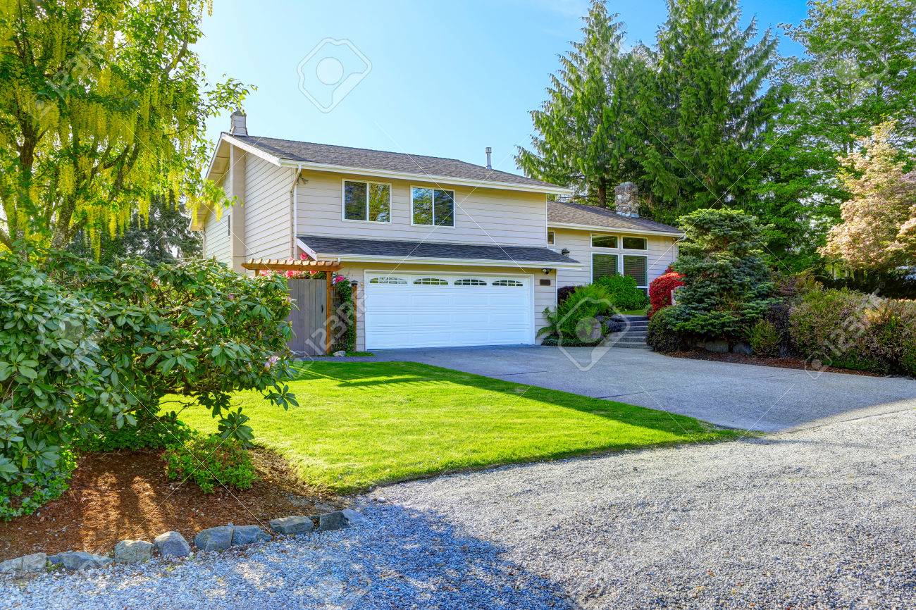 美しい縁石の魅力アメリカの家 駐車場や私道のビュー の写真素材 画像素材 Image