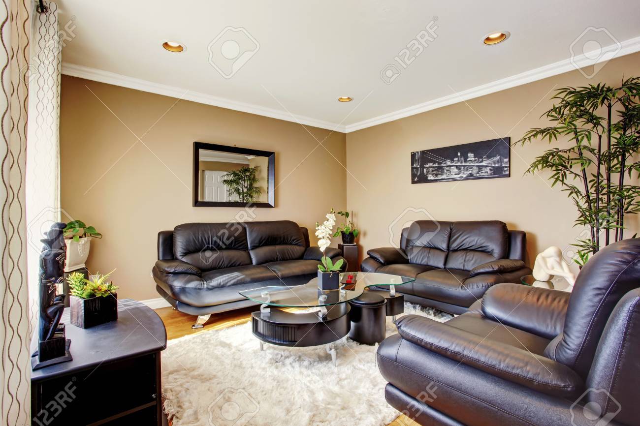 Gemütlich Und Luxus-Wohnzimmer Mit Schwarzer Ledercouchgarnitur Und ... Gemütlich Und Luxus-Wohnzimmer Mit Schwarzer Ledercouchgarnitur Und ...
