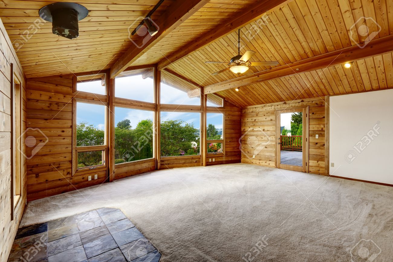 Leere Wohnzimmer Mit Teppichboden In Holzdekor Haus Mit Grossen