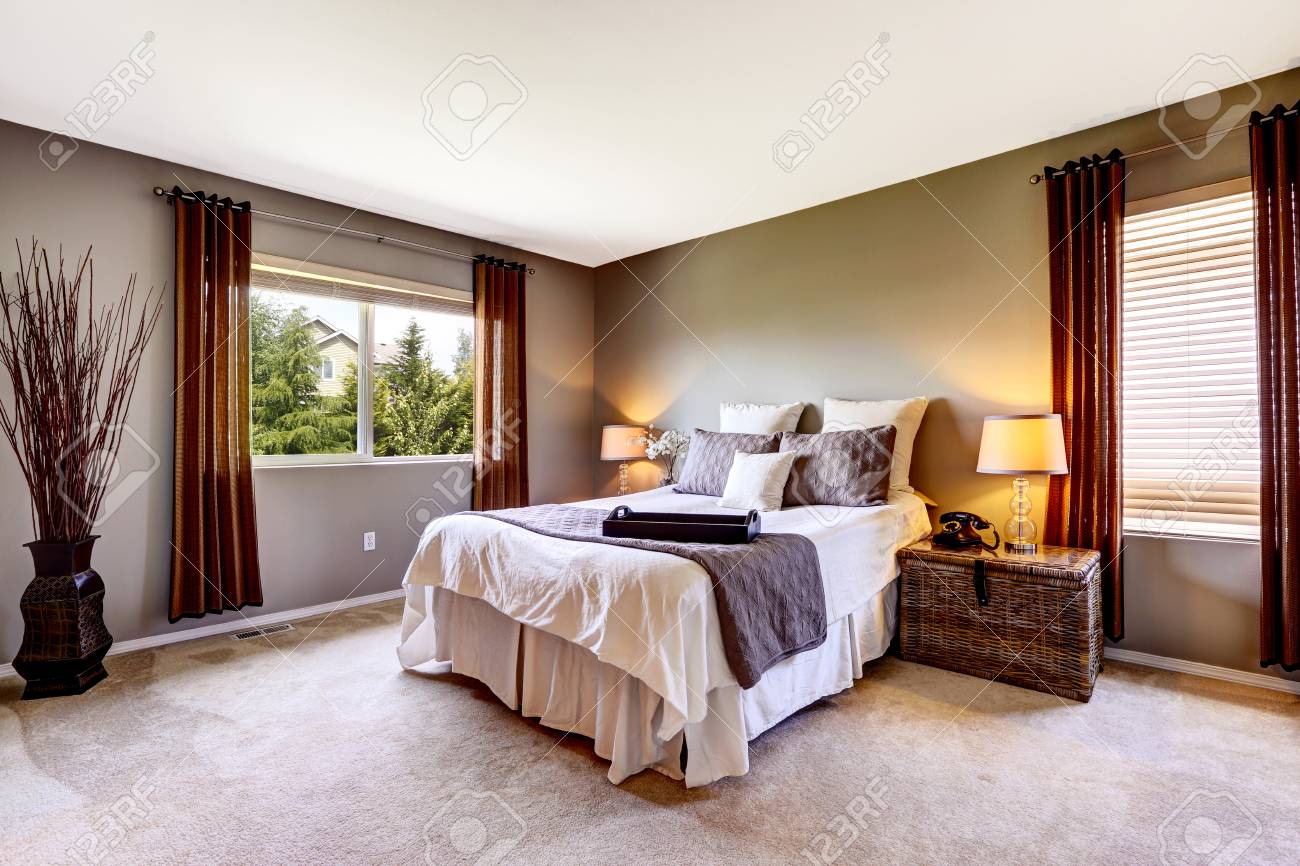 schlafzimmer interieur mit teppichboden und großen bett