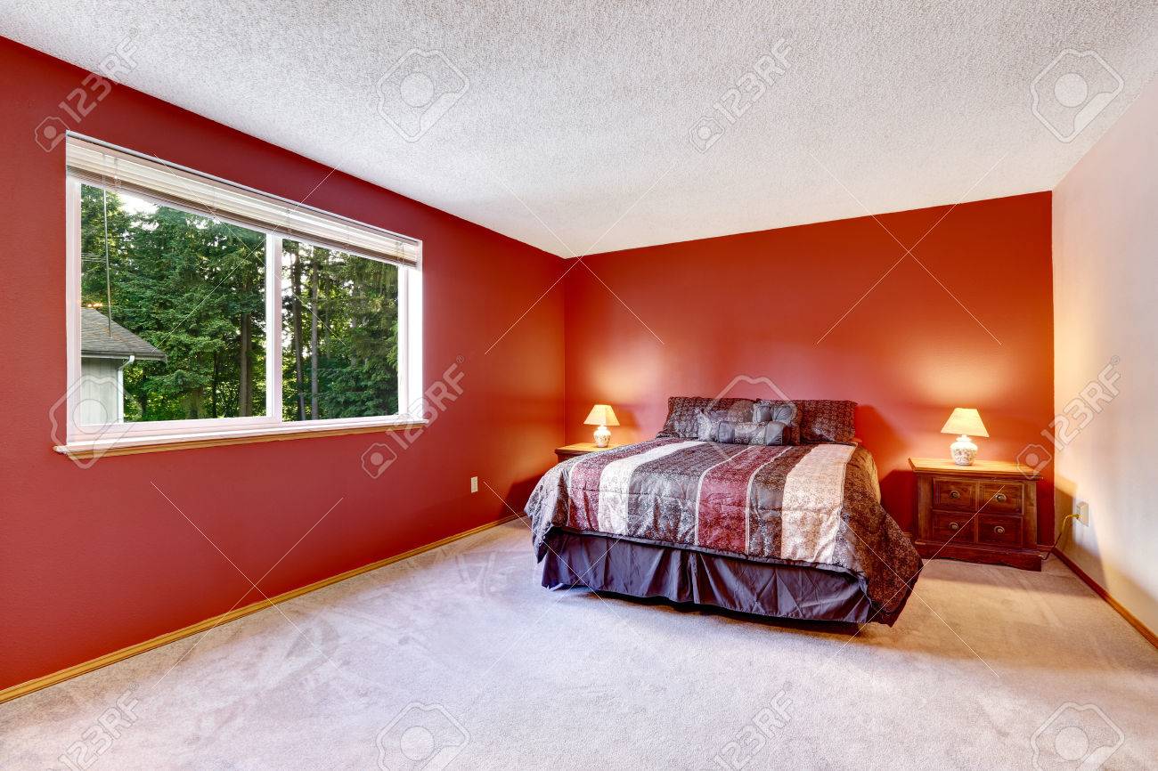 Chambre Rouge Avec De La Moquette Beige Et Une Literie Colorée ... Chambre Rouge Avec De La Moquette Beige Et Une Literie Colorée ...
