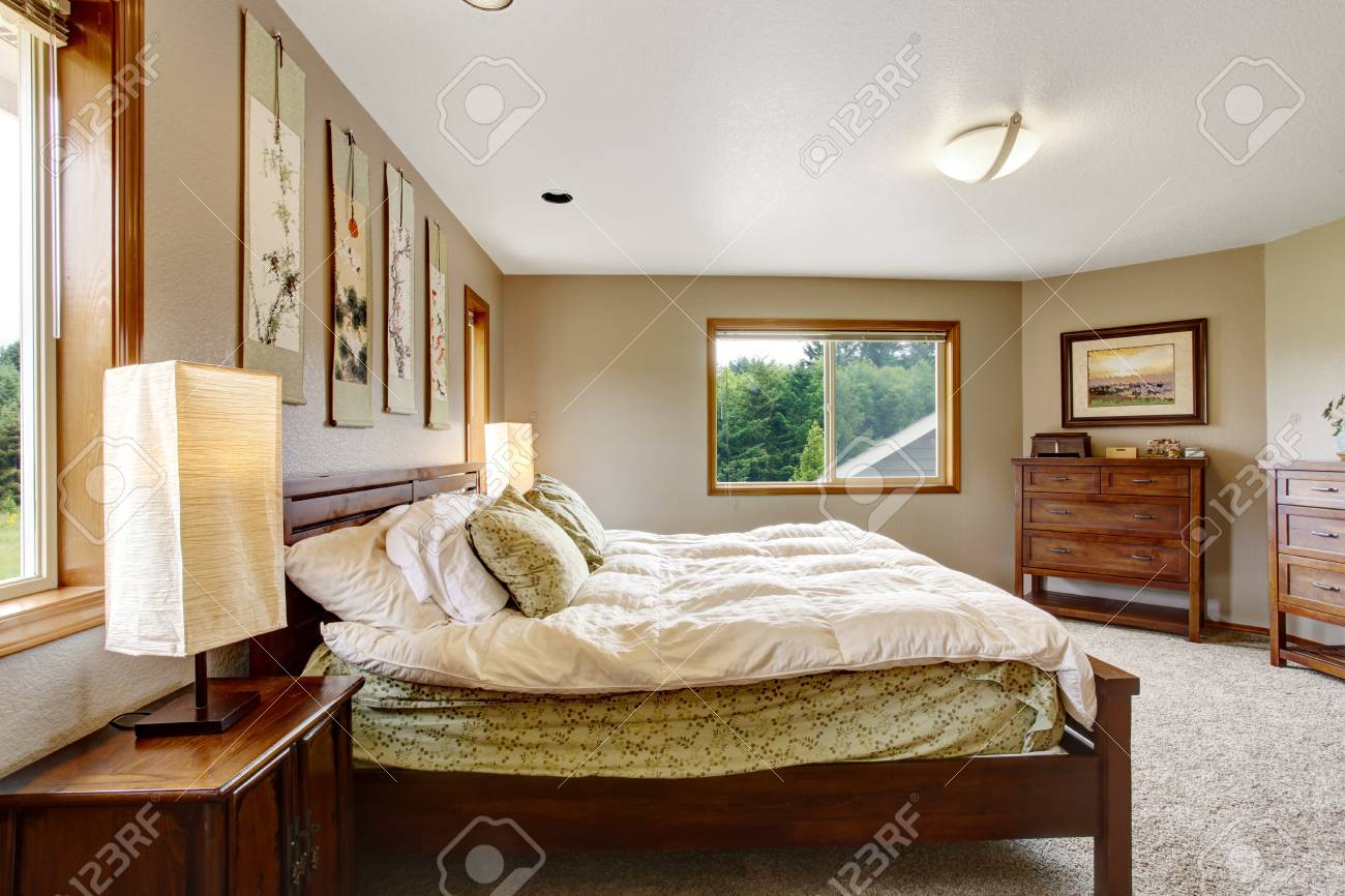 Gemütliches Badezimmer Interieur Mit Doppelbett Aus Holz, Beige ... Gemütliches Badezimmer Interieur Mit Doppelbett Aus Holz, Beige ...