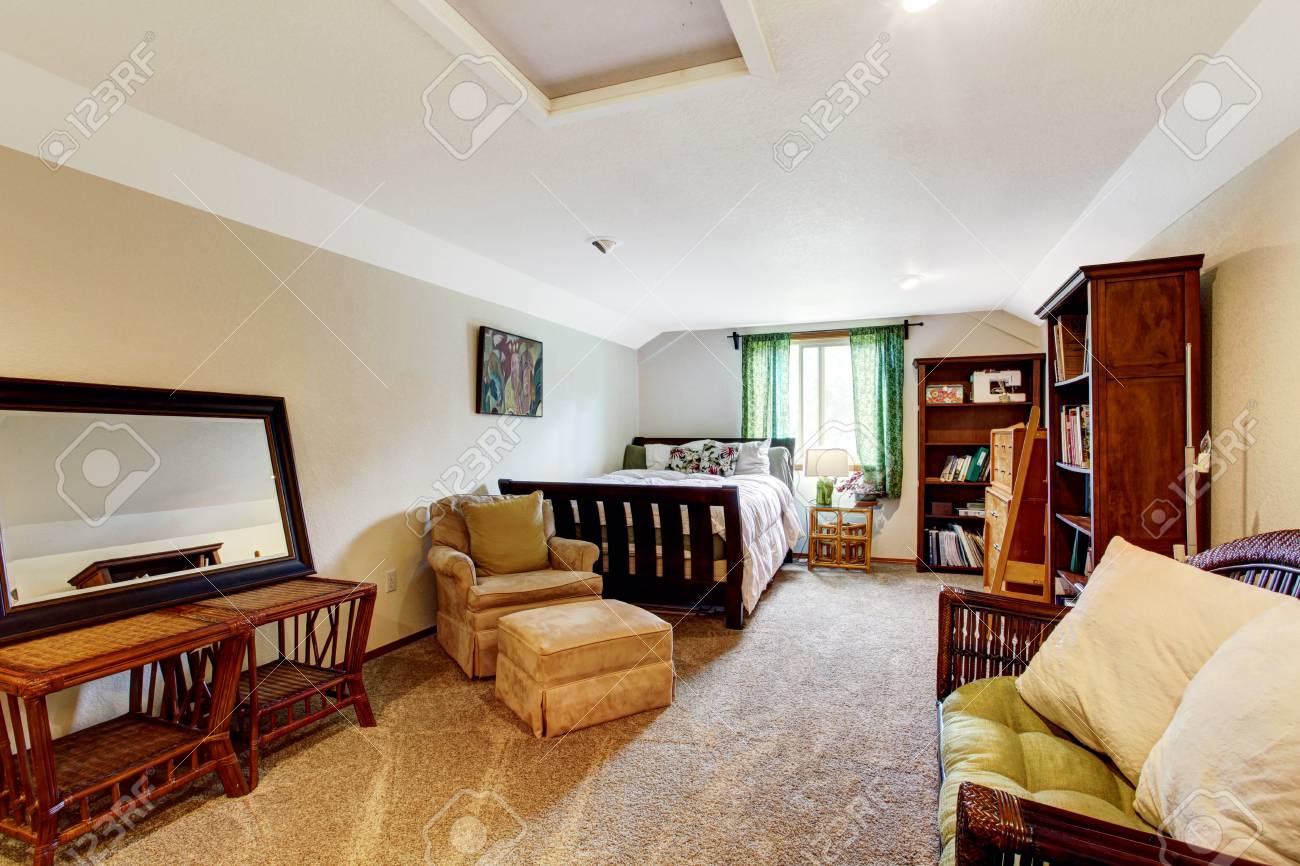 Ein Musiker Mann Schlafzimmer Mit Teppichboden, Beige Wände Und ... Ein Musiker Mann Schlafzimmer Mit Teppichboden, Beige Wände Und ...