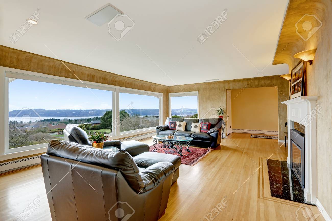 Schön Eingerichtetes Wohnzimmer Mit Parkettboden, Beige Wände Und ... Schön Eingerichtetes Wohnzimmer Mit Parkettboden, Beige Wände Und ...