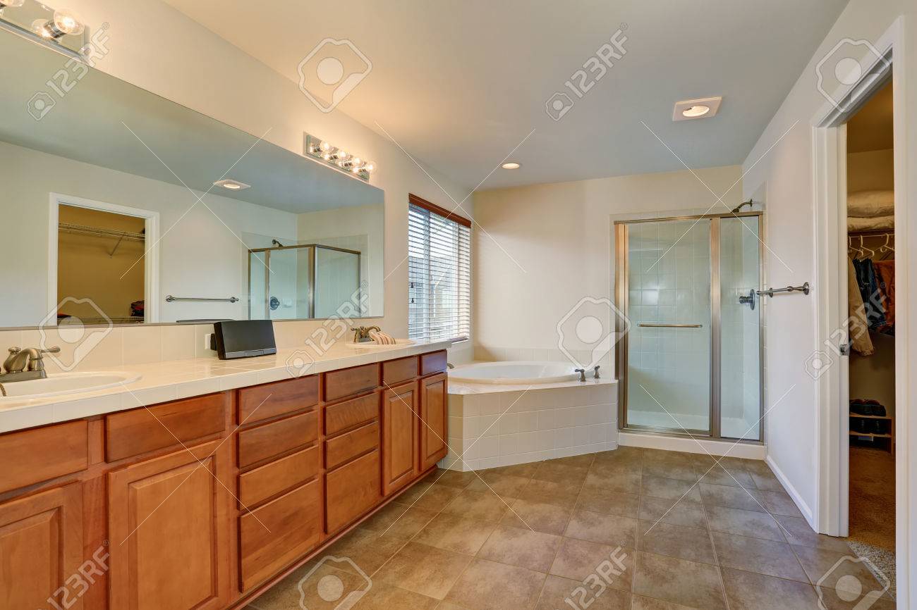 Bonito Cuarto De Baño Con Un Montón De Espacio. Armarios Marrones ... Bonito Cuarto De Baño Con Un Montón De Espacio. Armarios Marrones ...