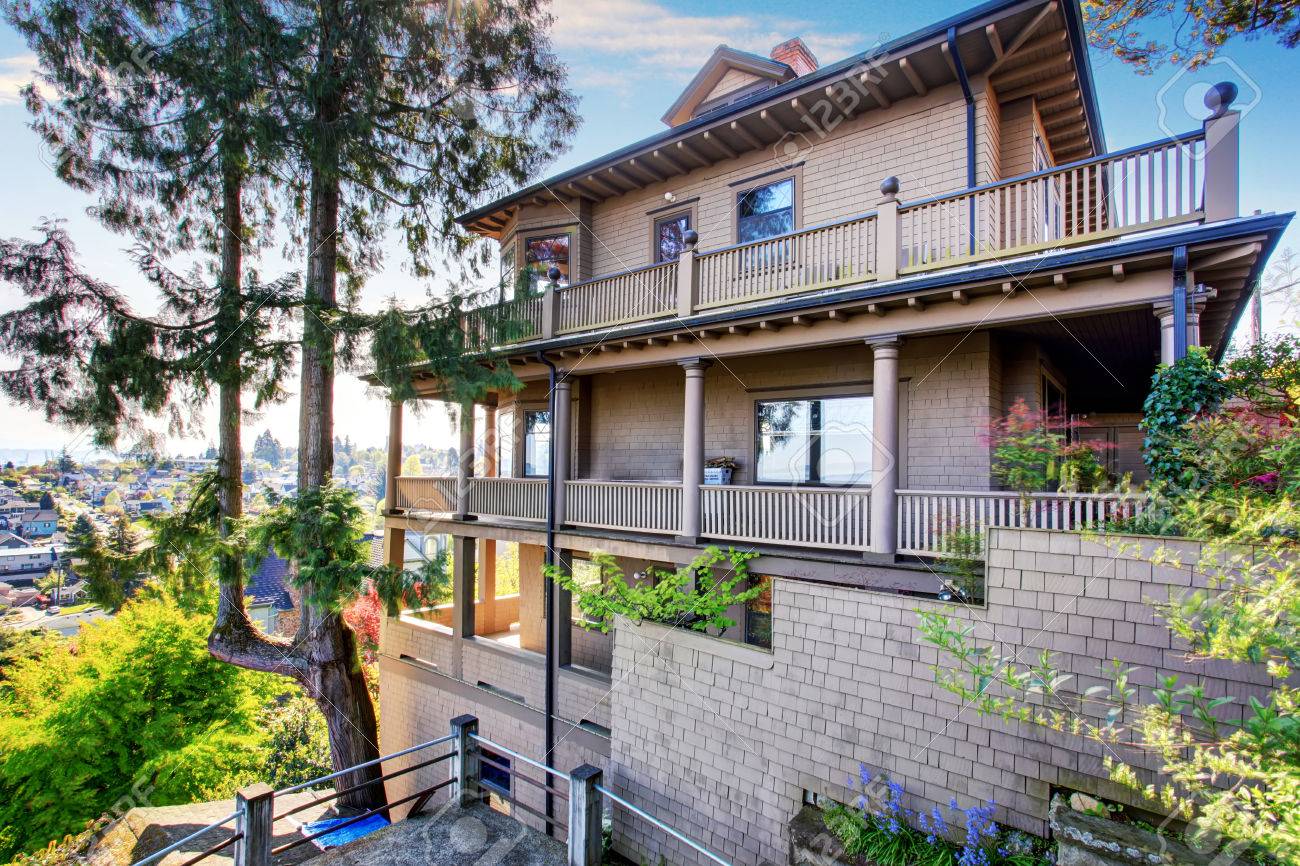 Grosse Geschichte Drei Amerikanischen Stil Zu Hause Mit Ziegelverkleidung Und Herrlicher Aussicht Haus Aussen Lizenzfreie Fotos Bilder Und Stock Fotografie Image 59956600