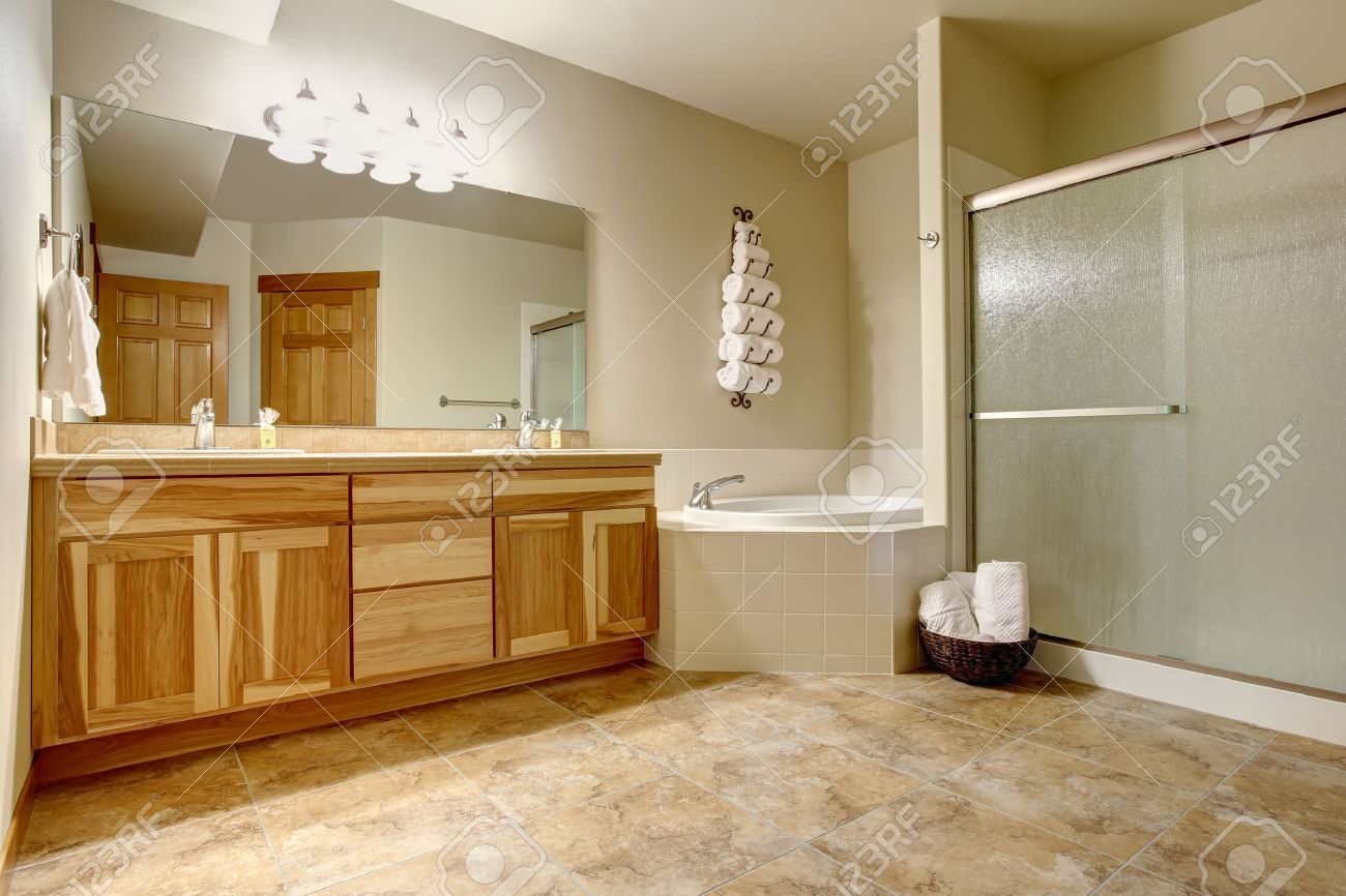 Cuarto De Baño Elegante En Tonos Suaves Con Gabinetes De Madera Y ... Cuarto De Baño Elegante En Tonos Suaves Con Gabinetes De Madera Y ...