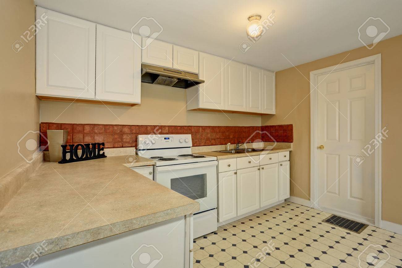 白のタイル張りの床と茶色のバックスプ タイル キッチン ルーム 家のインテリア の写真素材 画像素材 Image