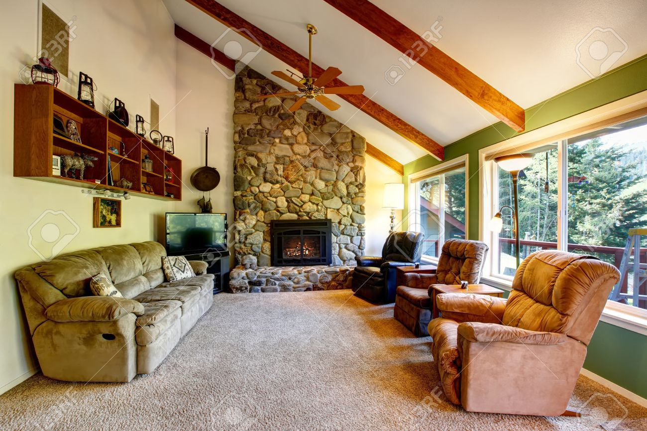 大きなリビング ルームは アメリカの国の家で間します 石トリム暖炉 高い天井の木製の梁が備わります の写真素材 画像素材 Image