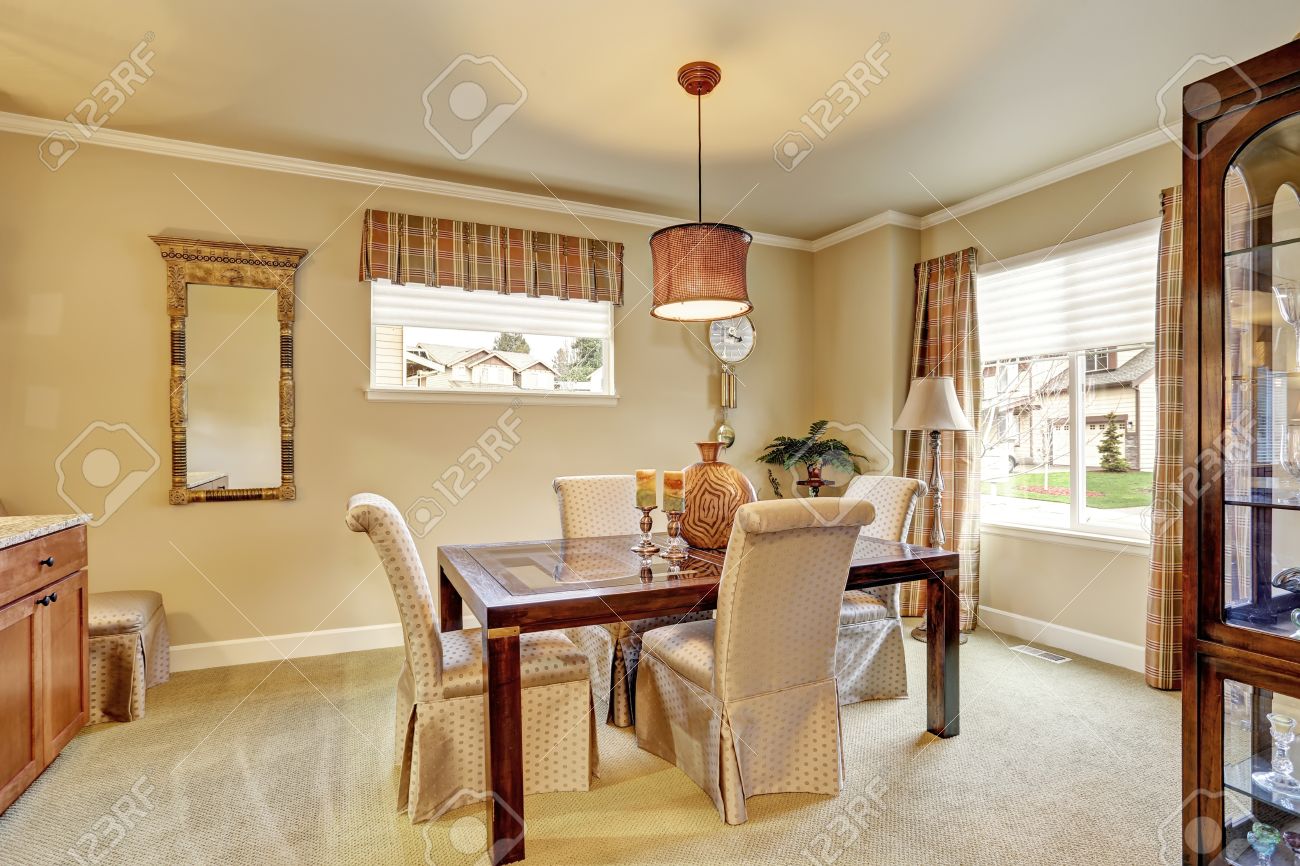 Comedor Con Paredes De Color Beige Y Muebles De Madera Vieja ... Comedor Con Paredes De Color Beige Y Muebles De Madera Vieja ...