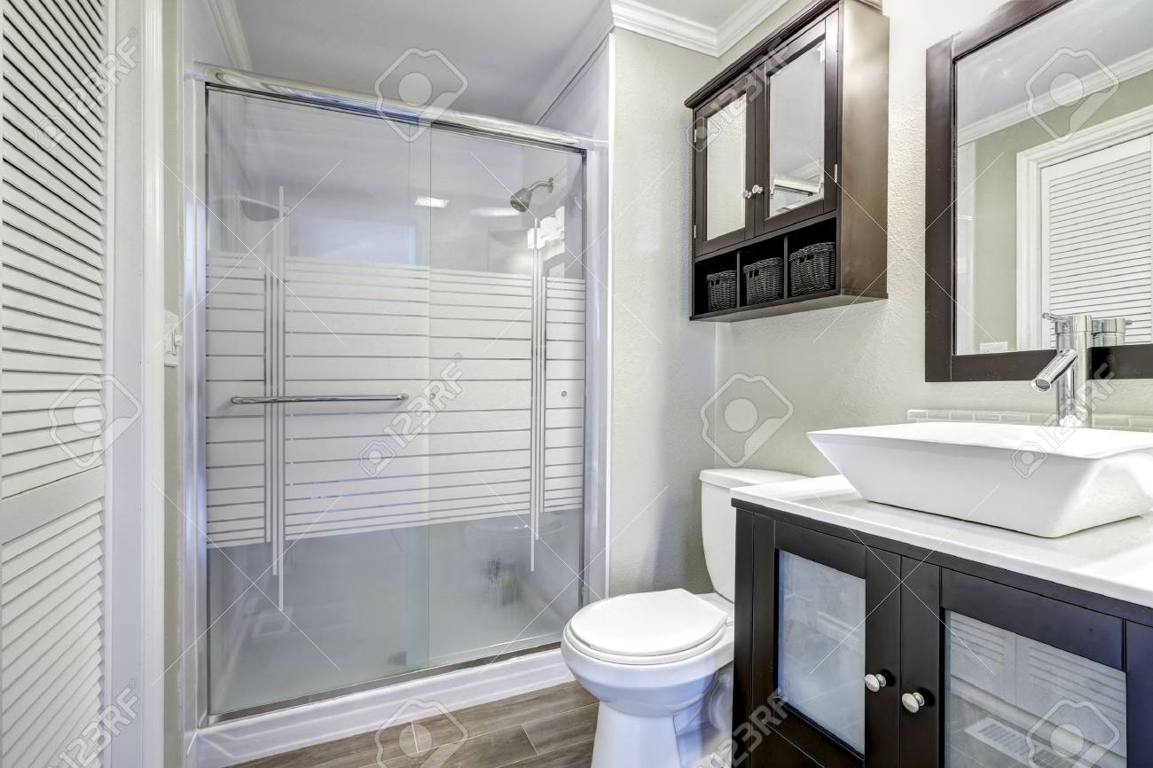 Entre La Salle De Bain Blanc Et Marron Moderne Avec Douche En Verre ... Entre La Salle De Bain Blanc Et Marron Moderne Avec Douche En Verre ...