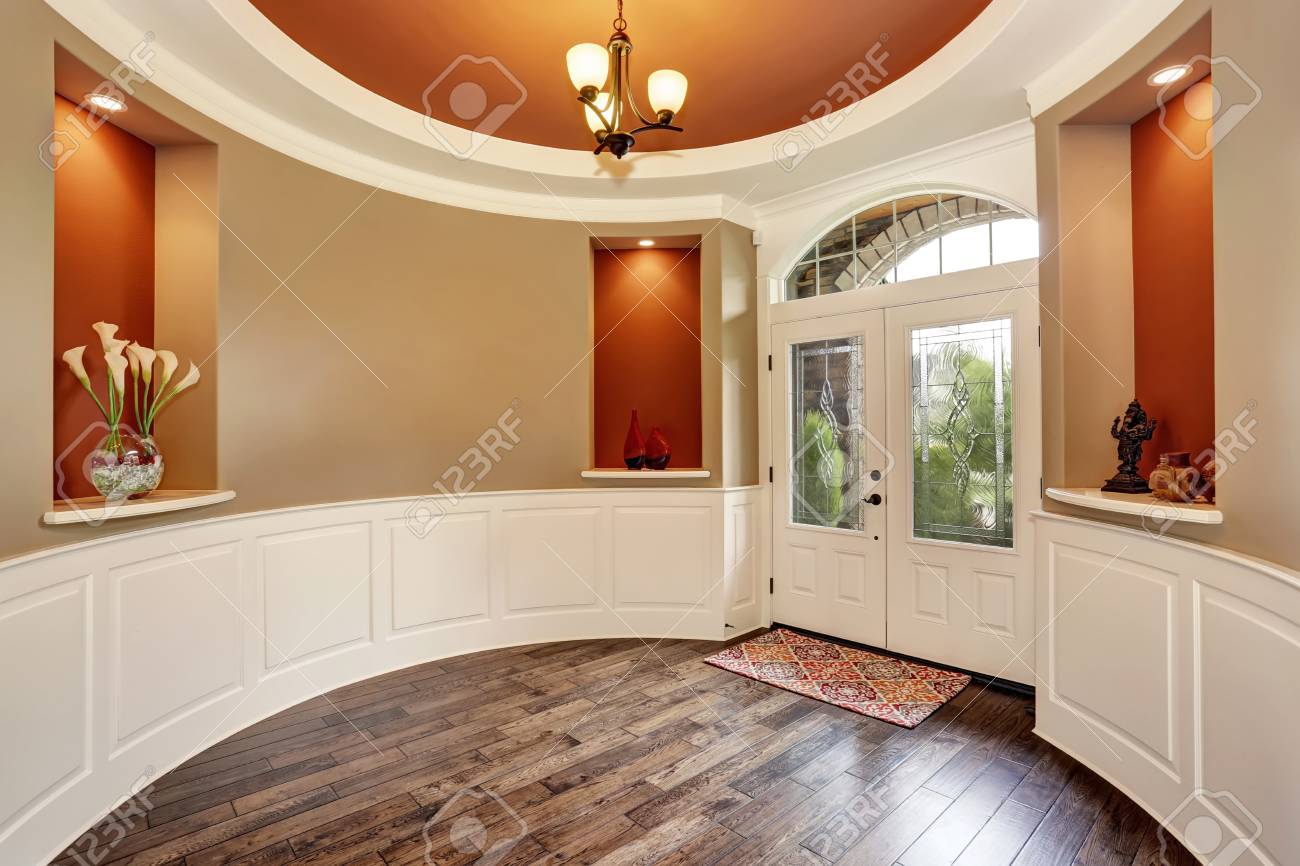 Entrada Preciosa Con Paredes Rojas Redondas Y Una Bonita