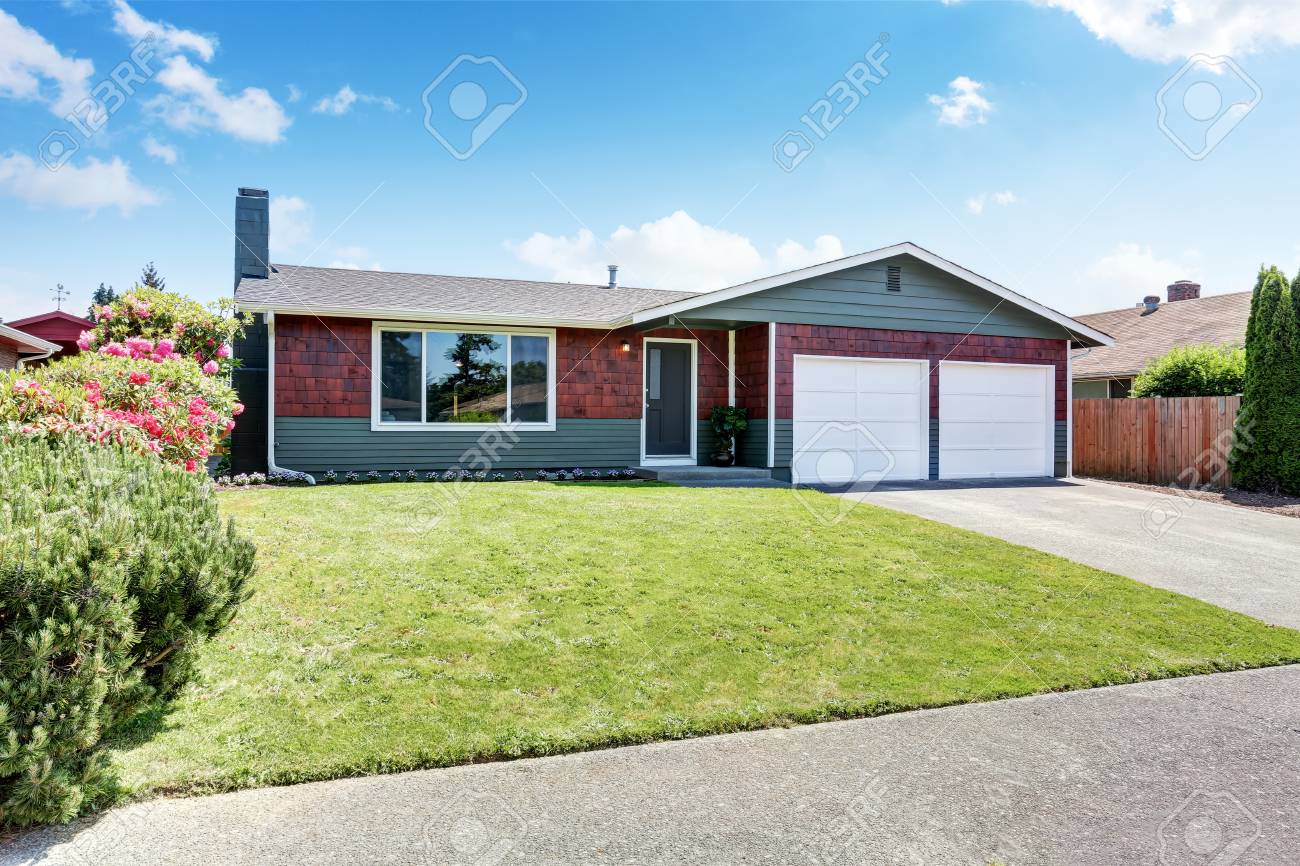 二重ガレージとアメリカの 1 つのレベルの家の外観 米国北西部 の写真素材 画像素材 Image