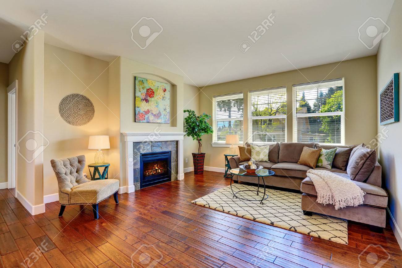 Gemütliches Wohnzimmer Interieur Mit Kamin, Beige Wände Und Parkett ... Gemütliches Wohnzimmer Interieur Mit Kamin, Beige Wände Und Parkett ...