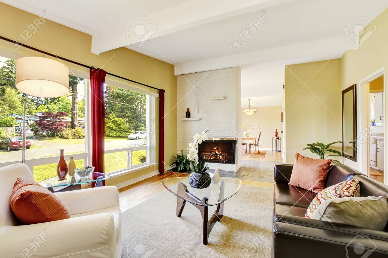 Immagini Stock La Vita Moderna Sala Interna Con Due Finestre Camino E Caffe Tavolo Di Vetro Northwest Stati Uniti D America Image