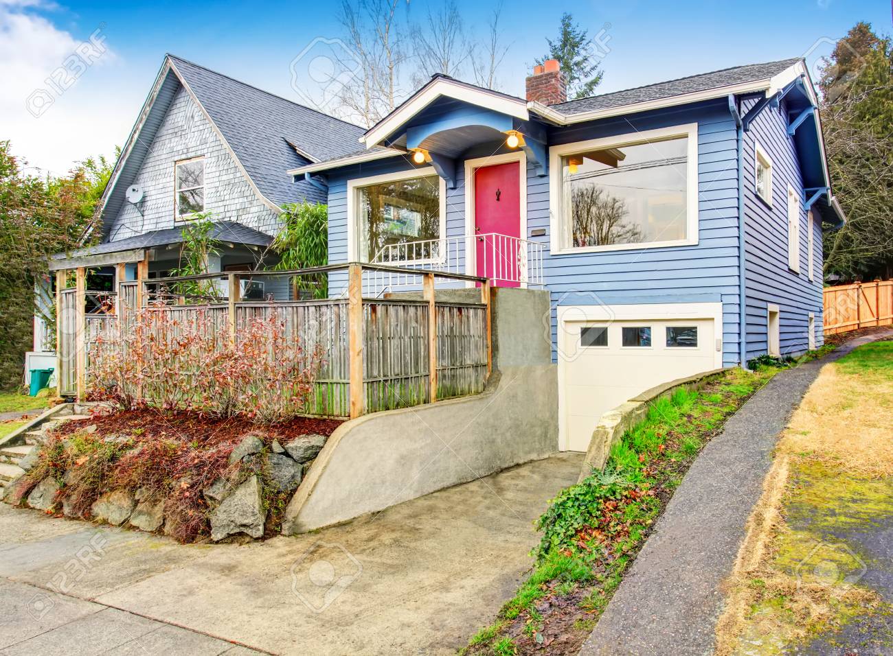 古典的なアメリカの家外観青トリム 赤い玄関とコンクリートの階段 米国北西部 の写真素材 画像素材 Image