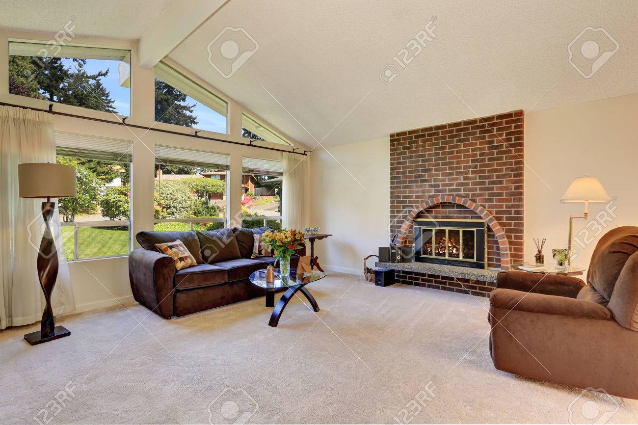 Geräumiges Wohnzimmer Interieur Mit Gemauerten Kamin, Große Fenster ... Geräumiges Wohnzimmer Interieur Mit Gemauerten Kamin, Große Fenster ...