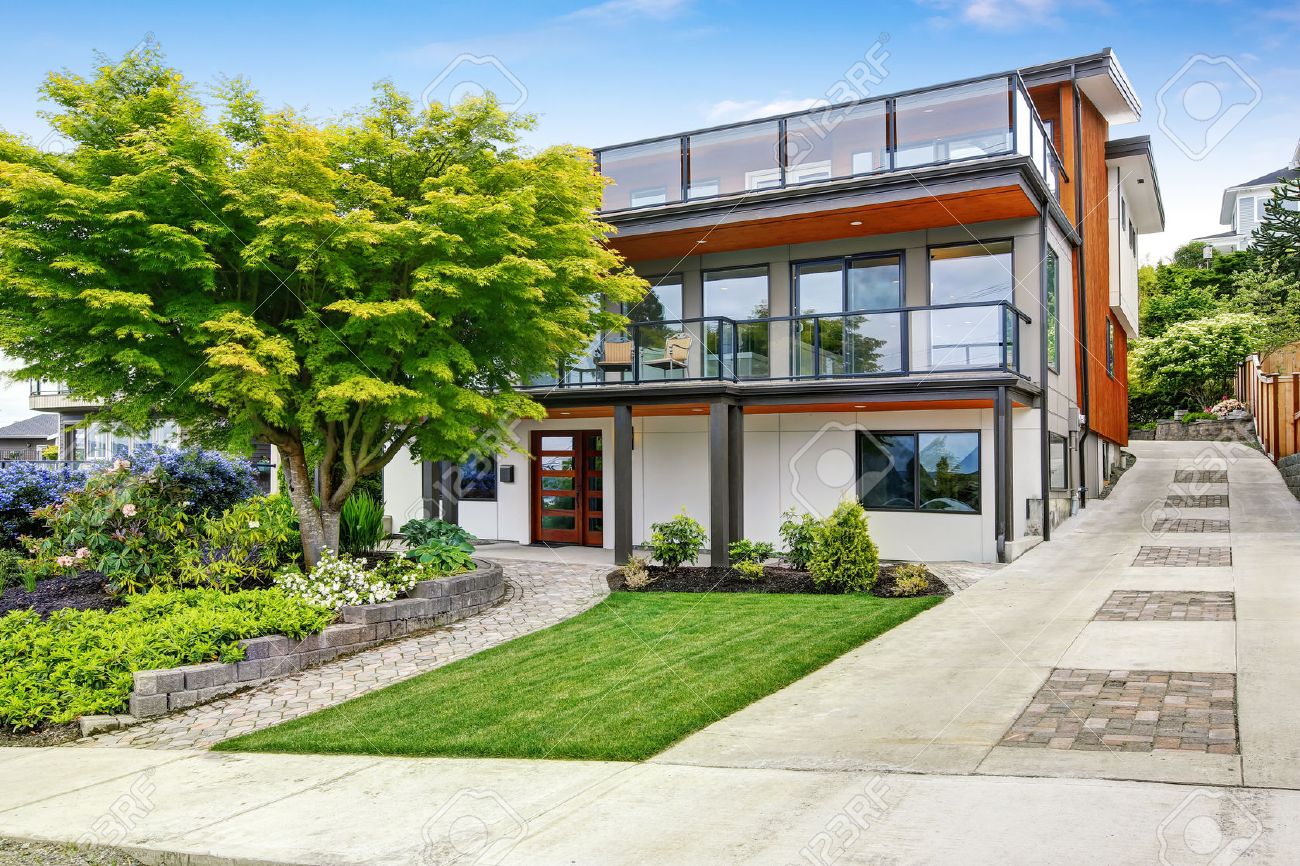 Moderne Drei Level Haus Exter Mit Holzverkleidung Und Geraumige