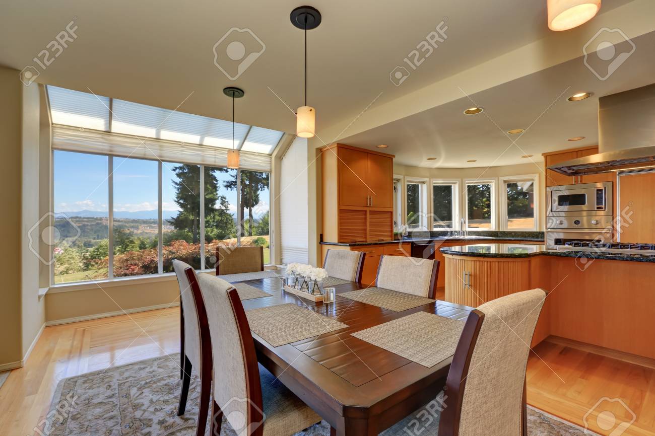 Comedor Abierto Con Piso De Conjunto Mesa Y Colgantes Luces De ... Comedor Abierto Con Piso De Conjunto Mesa Y Colgantes Luces De ...