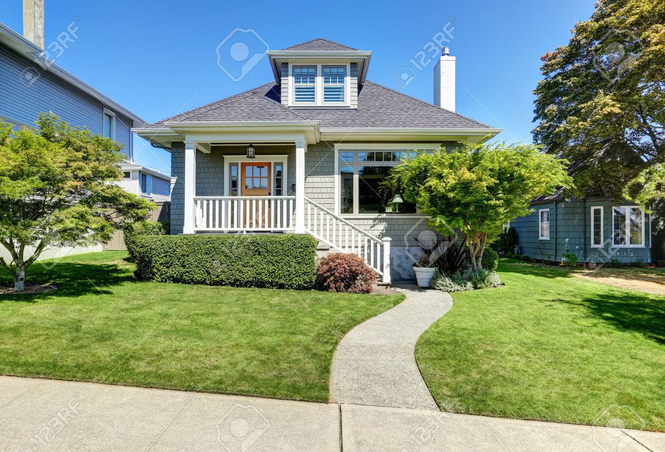 一戸建てのアメリカの職人の家外観 青い空を背景ときれいにトリミングされた前庭 米国北西部 の写真素材 画像素材 Image