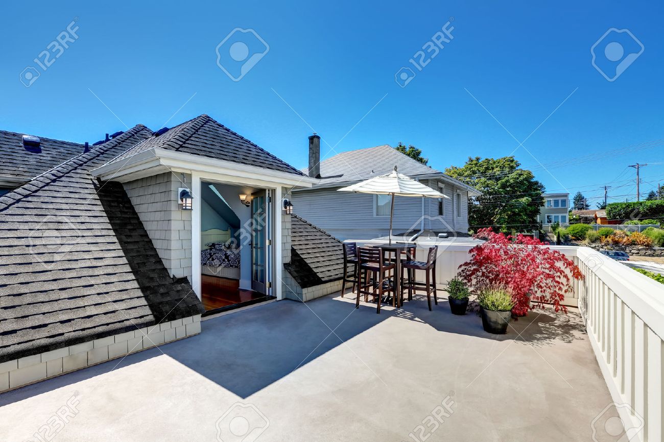 Craftsman house roof top terrace with living area with plant ... Tetőtéri terasz