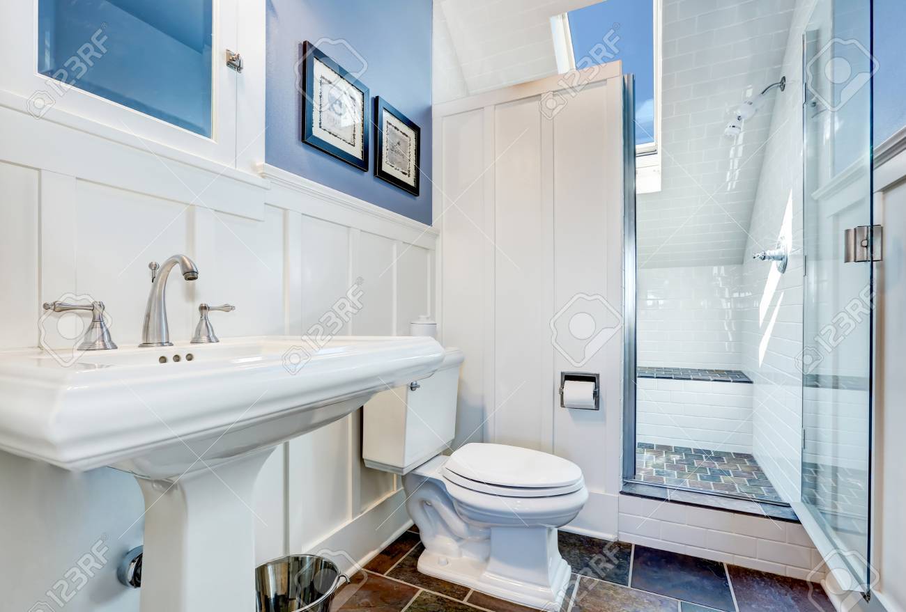 Erfrischend Blau Bad Design Mit Steinfliesenboden Im Obergeschoss Interieur Mit Gewolbter Decke Und Dachfenster Northwest Usa Lizenzfreie Fotos Bilder Und Stock Fotografie Image 61882690