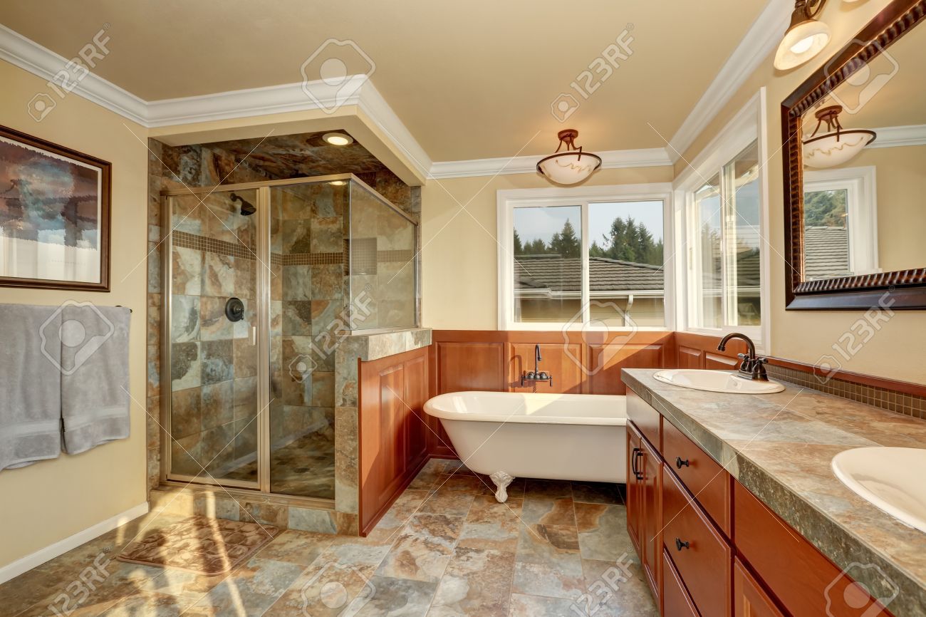Cuarto De Baño Con Baldosas De Piedra Natural Y Paredes De Color ... Cuarto De Baño Con Baldosas De Piedra Natural Y Paredes De Color ...